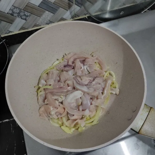 Masukkan ayam, masak hingga berubah warna.