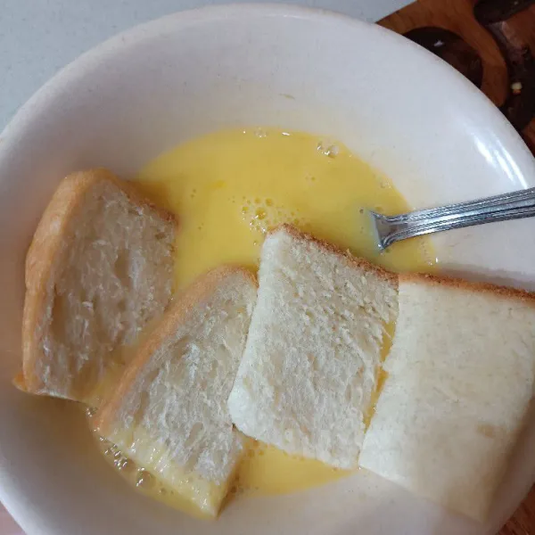 Celupkan roti ke dalam susu telur.