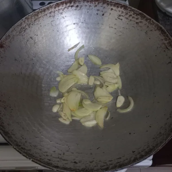 Tumis irisan bawang bombay dan bawang putih hingga harum.