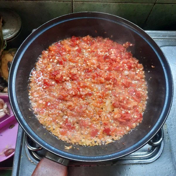 Tumis bumbu sampai harum dan matang.