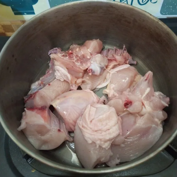 Potong daging ayam jadi beberapa bagian dan cuci hingga bersih.