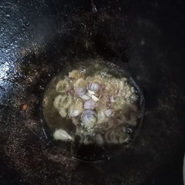 Iris 2 siung bawang merah dan goreng hingga kecoklatan.