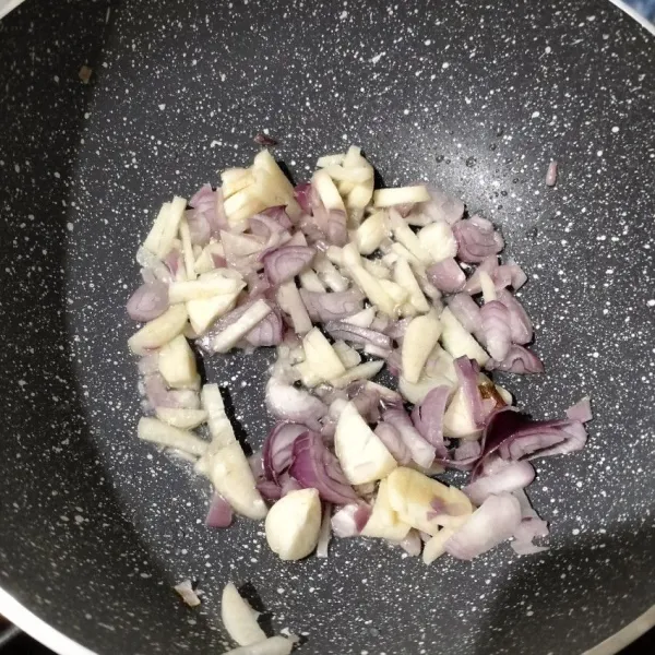 Tumis bawang hingga layu dan harum. Sisihkan.