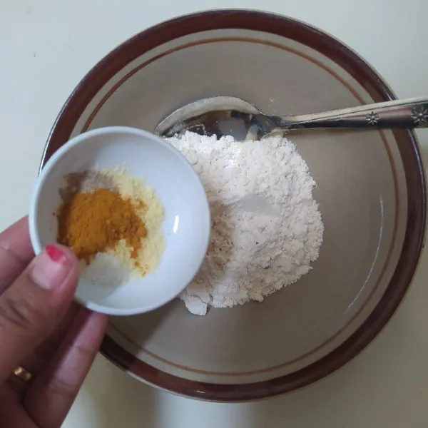 Siapkan mangkok, masukan tepung dan bumbu lalu tambahkan secukupnya air dan aduk rata.