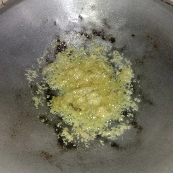 Tumis bumbu halus hingga harum dan matang.
