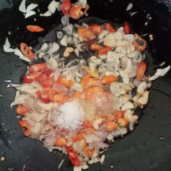 Tumis semua bumbu lalu tambahkan garam dan kaldu bubuk.