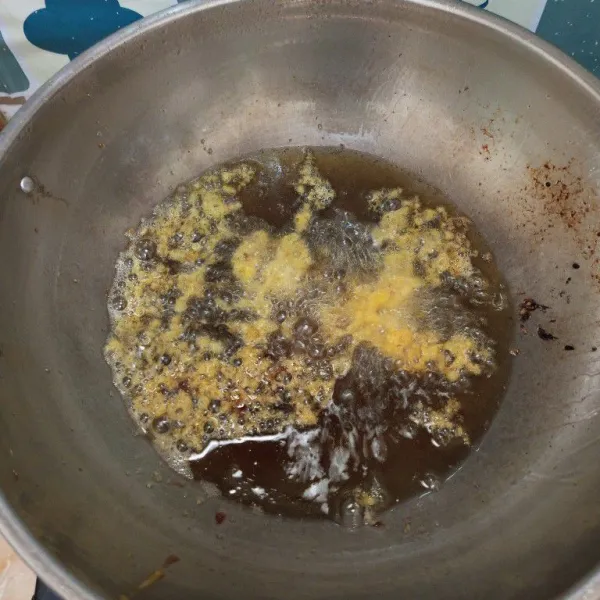 Terakhir sisa tepung tambahkan sedikit air supaya agak encer, lalu goreng hingga membentuk kremesan.