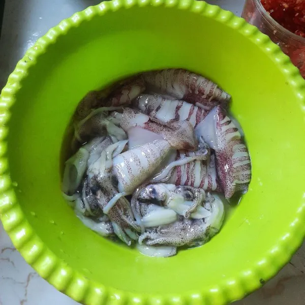 Cuci bersih cumi lalu kerat.
