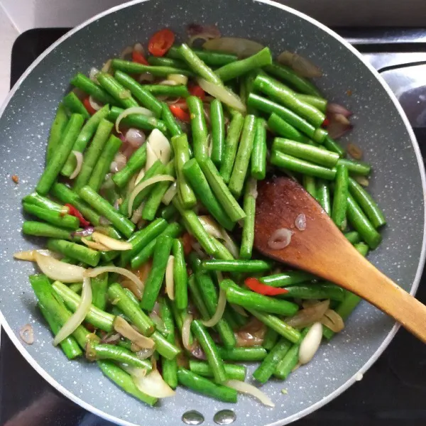 Masak buncis hingga setengah matang.
