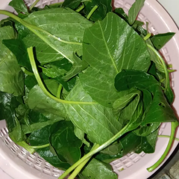 Petik daun bayam, cuci bersih dan tiriskan.