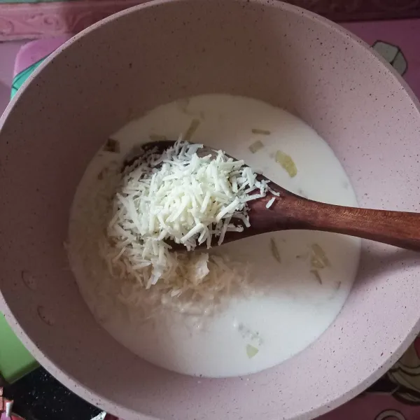 Masukkan susu, keju, mentega, dan bumbu-bumbu lainnya. Masak hingga keju larut dan kuah mengental. Setelah matang, sajikan dengan kentang goreng.
