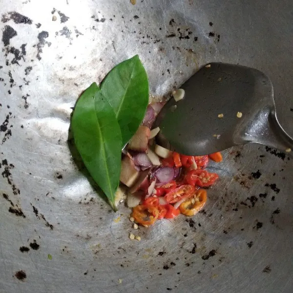Tumis bumbu dengan minyak sisa menggoreng tempe. Masak sampai bumbu matang. Masukkan garam, gula dan kaldu bubuk.