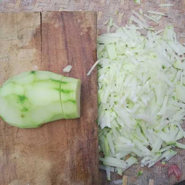 Potong pepaya.