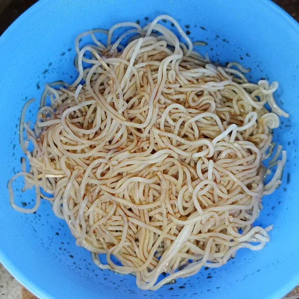 Rebus bihun sampai matang, angkat dan tiriskan. Setelah hangat tambahkan kecap manis dan aduk rata.