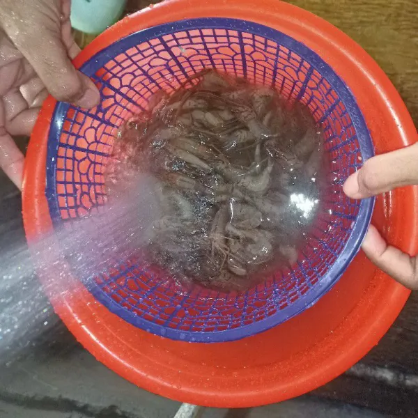 Cuci bersihkan udang.