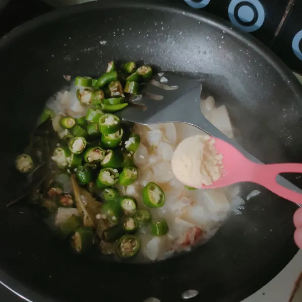 Masukan cabe hijau, garam, kaldu bubuk, dan kecap aduk rata masak hingga bumbu meresap dan air menyusut, matikan kompor.