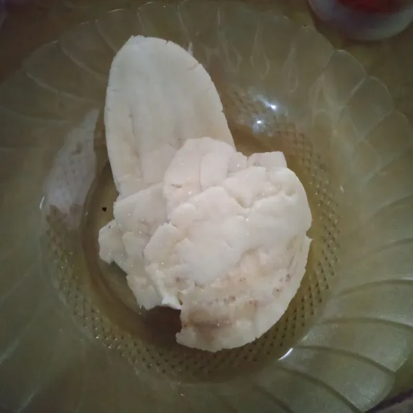 Kupas pisang taruh pisang di dalam plastik tekan dengan telenan hingga gepeng.