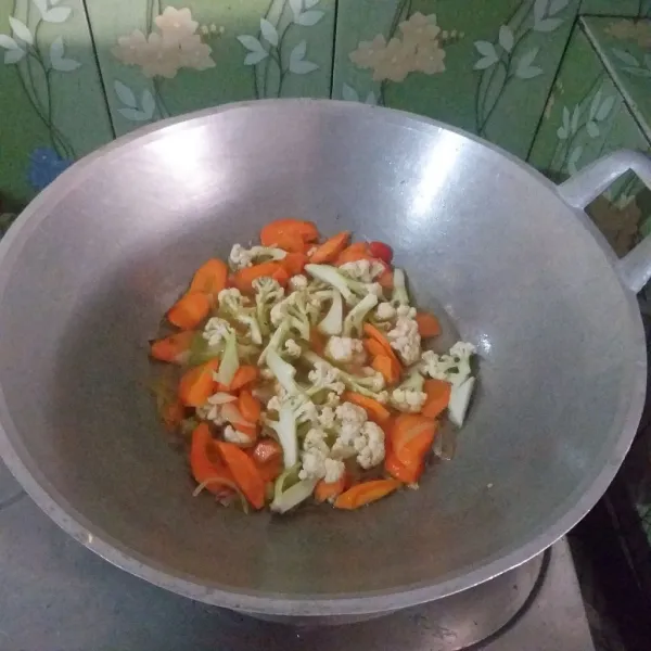 Masukkan wortel, bunga kol.