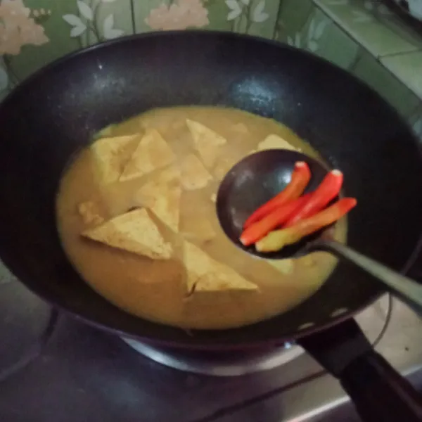 Masuk kan cabe rawit utuh, garam, gula, kaldu bubuk, lada bubuk, santan aduk rata koreksi rasa angkat sajikan.