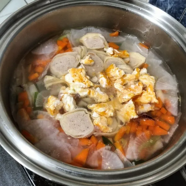 Kemudian masukkan chicken roll, telur dan bawang tumis. Aduk.