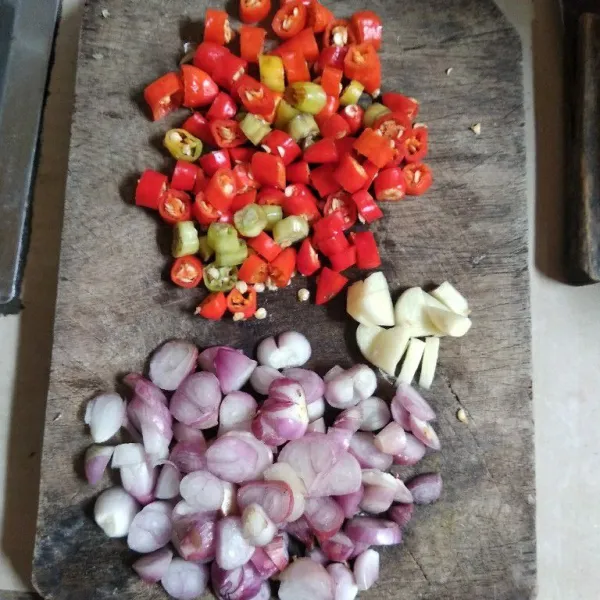 Potong kasar cabai, bawang merah, dan bawang putih