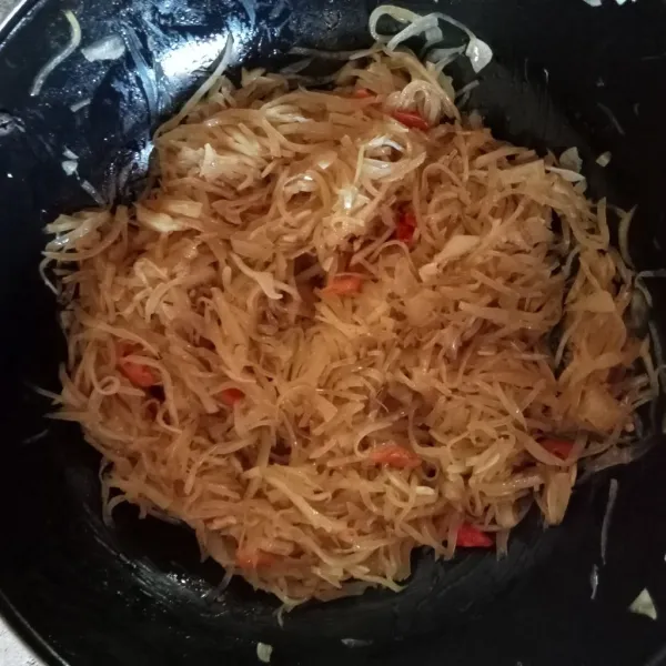 Kalau dirasa sudah agak matang, tambahkan kecap dan gula pasir, aduk-aduk sebentar lalu siap untuk disajikan.