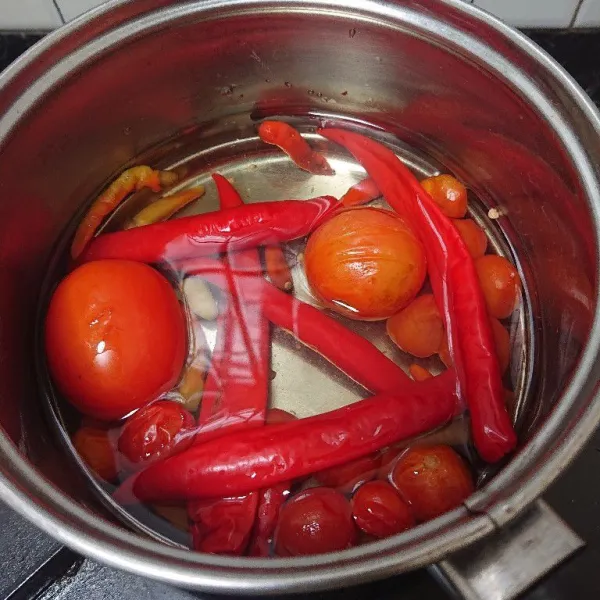 Rebus tomat, cabai besar, dan cabai rawit hingga layu, kemudian sisihkan
