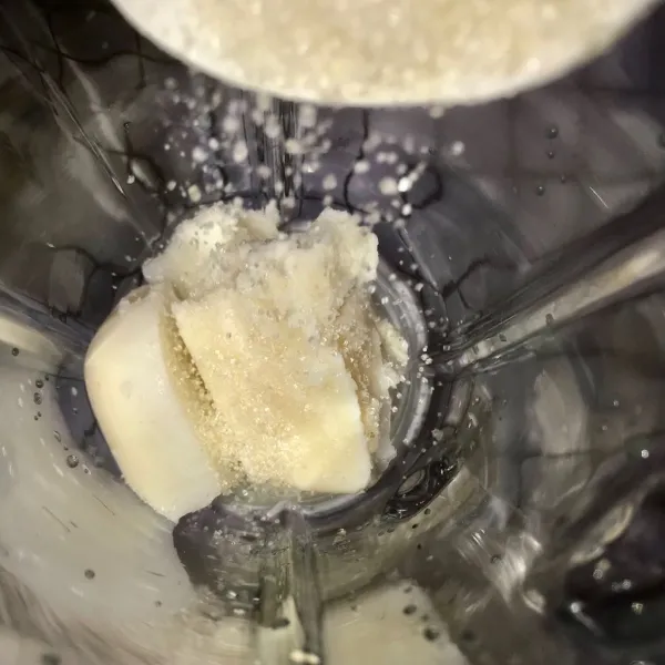 Masukkan susu beku dengan gula dalam blender.