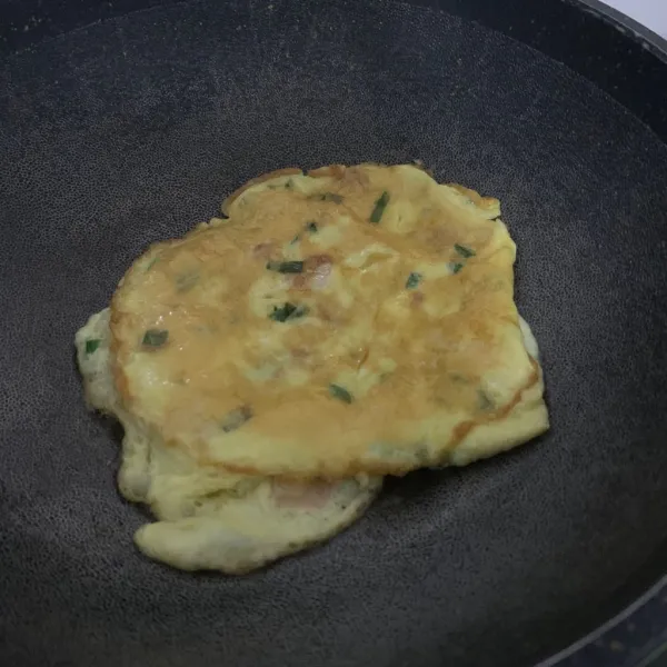 Balik telur agar tidak gosong. Kalau sudah matang matikan api lalu angkat.
