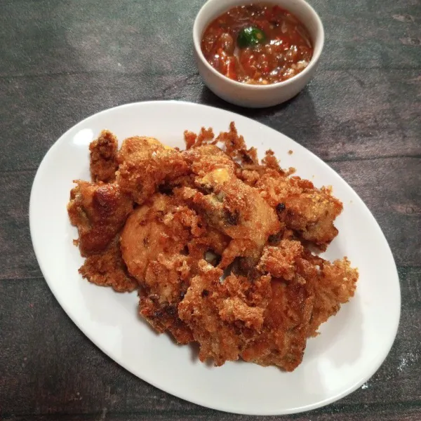 Sajikan ayam kremes dengan sambal.