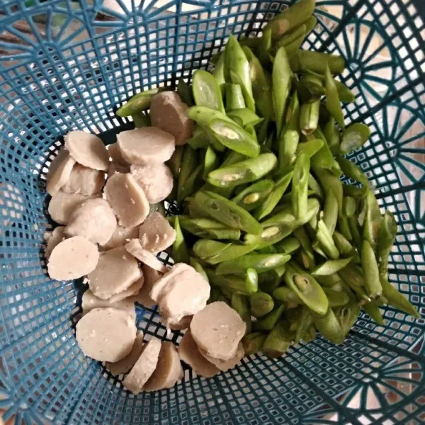 Cuci bersih buncis dan bakso lalu potong sesuai selera.