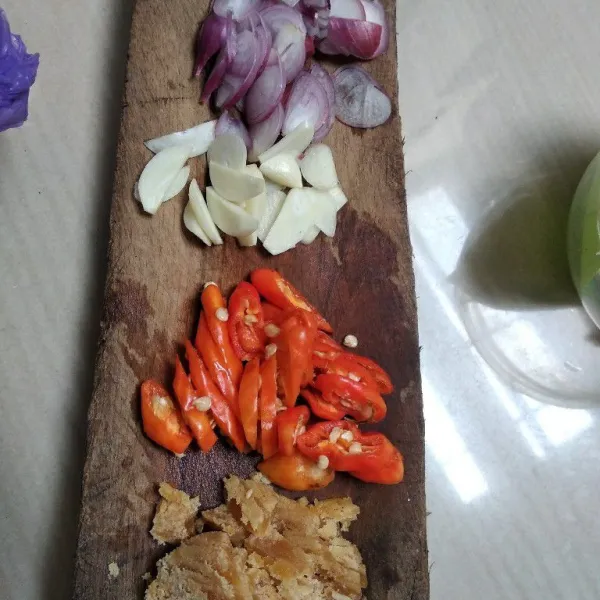 Iris tipis-tipis bawang merah, bawang putih dan cabe. Sisir gula. Potong sesuai selera tempe dan tahu.