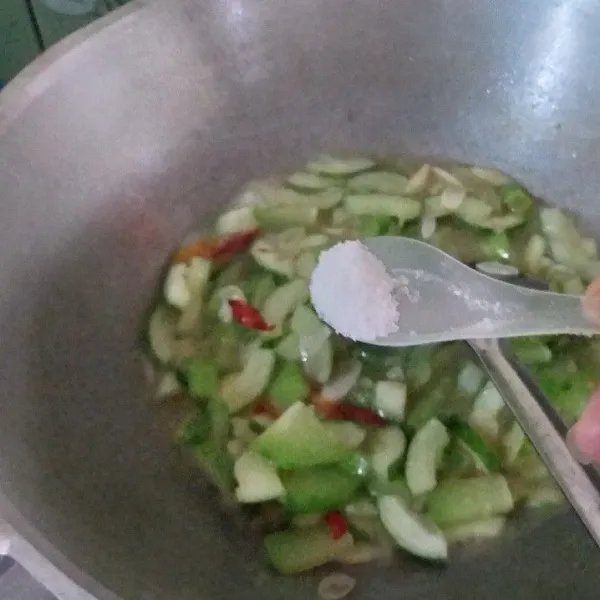 Masukkan garam, kaldu bubuk, lada bubuk, gula, Saus tiram lalu aduk rata.