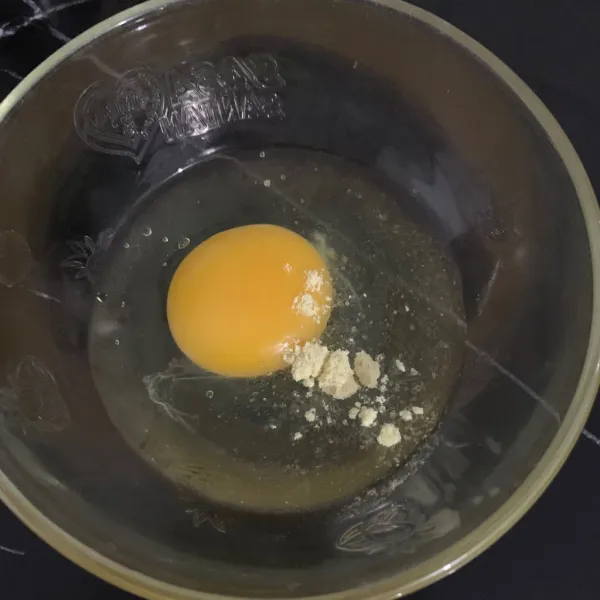 Siapkan telur dan beri penyedap rasa.