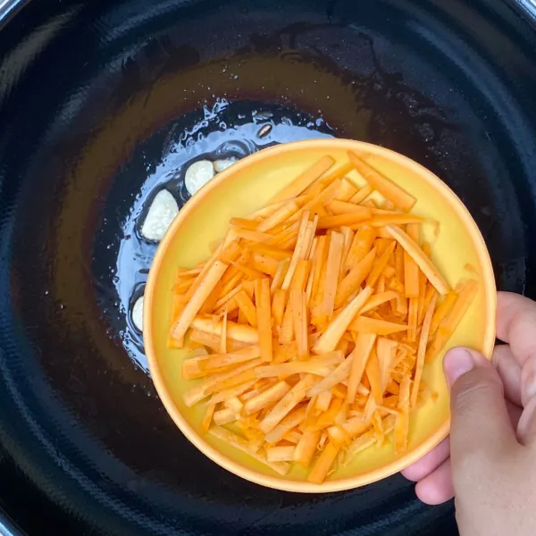 Tambahkan wortel, lalu aduk-aduk hingga agak empuk.
