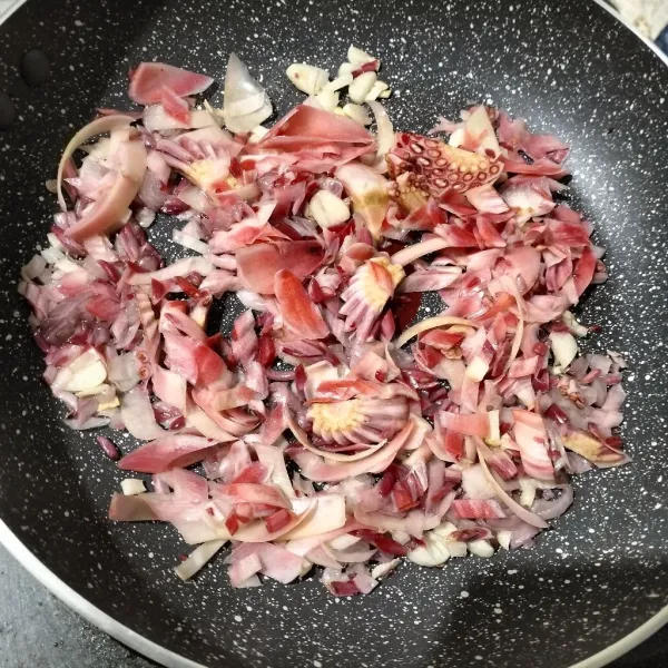 Lalu masukkan kecombrang. Tumis sampai layu dan mulai empuk.