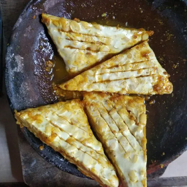 Masukkan tempe, rendam kurang lebih 10 menit.