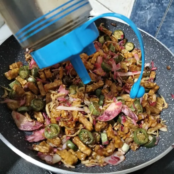 Beri kaldu jamur, saos tiram dan kecap manis. Aduk rata, tes rasa.
