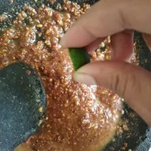 Masukkan perasan jeruk limau. Masukkan juga sayuran. Aduk sampai semua bahan tercampur rata. Koreksi rasa.