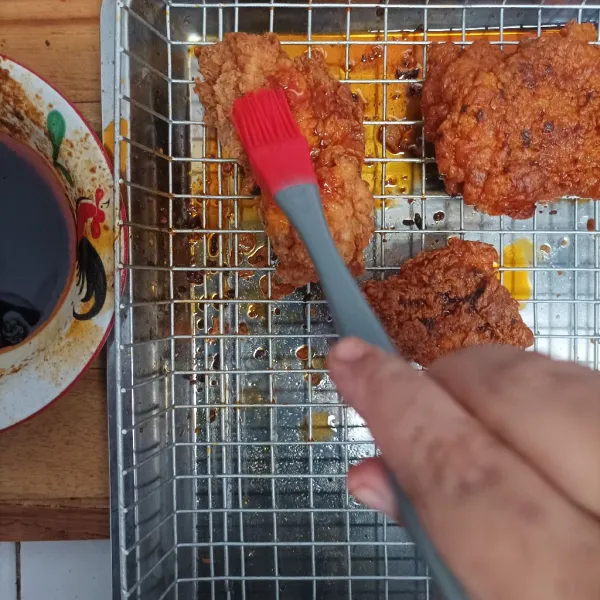 Olesikan saus ke ayam. Oleskan secara merata. Lalu sajikan dengan pickles dan roti tawar.