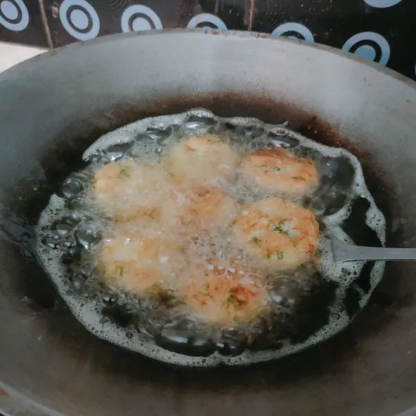 Panaskan minyak secukupnya, celupkan perkedel kedalam putih telur lalu goreng hingga matang, angkat, tiriskan.