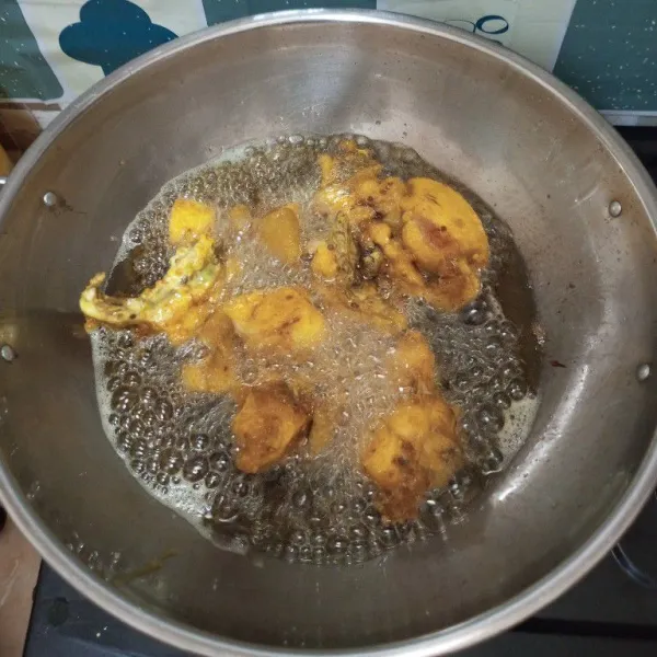 Panaskan minyak, goreng ayam sampai matang dan kecokelatan. Angkat dan tiriskan.