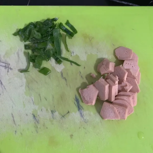 Potong sosis dan daun bawang. Sisihkan.