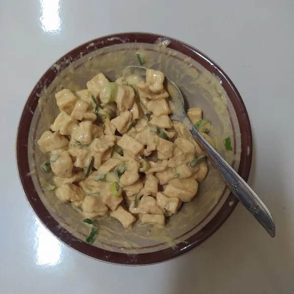 Masukkan tahu goreng dan irisan bawang pre. Aduk hingga tercampur rata.