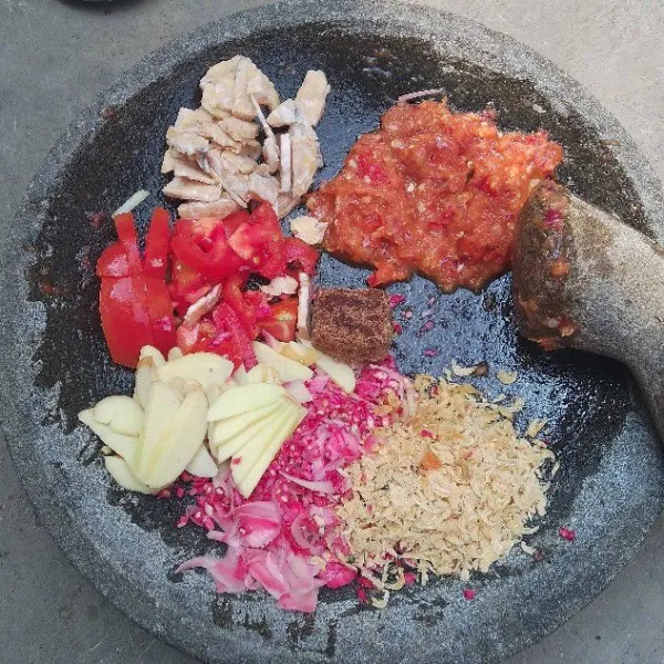Haluskan bawang dan iris bahan lainnya.