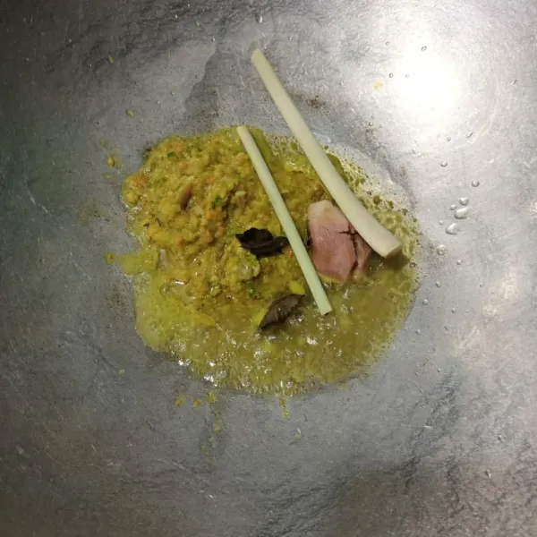 Panaskan minyak, tuang bumbu halus, sereh, lengkuas, daun salam, tumis hingga bumbu harum.