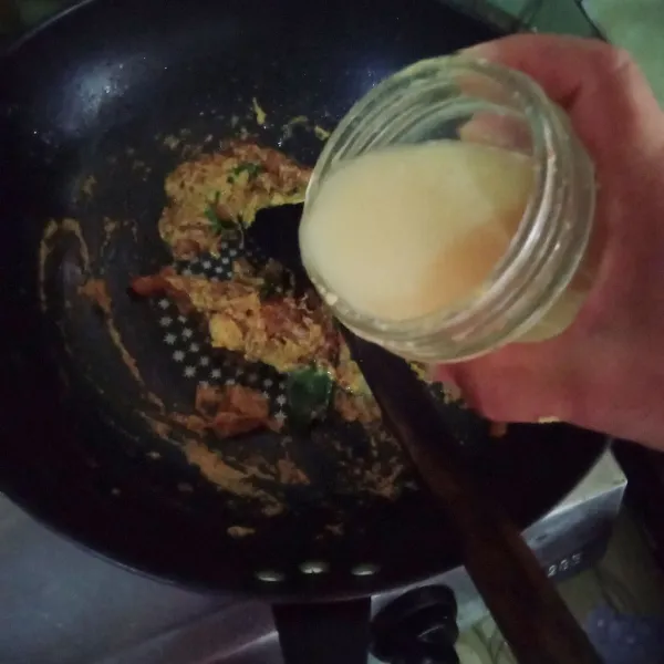 Masukkan air masak hingga mendidih.
