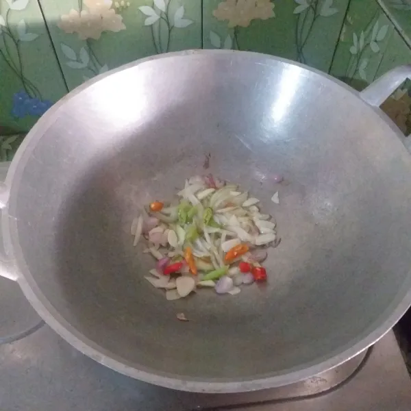 Tumis bumbu iris hingga harum.