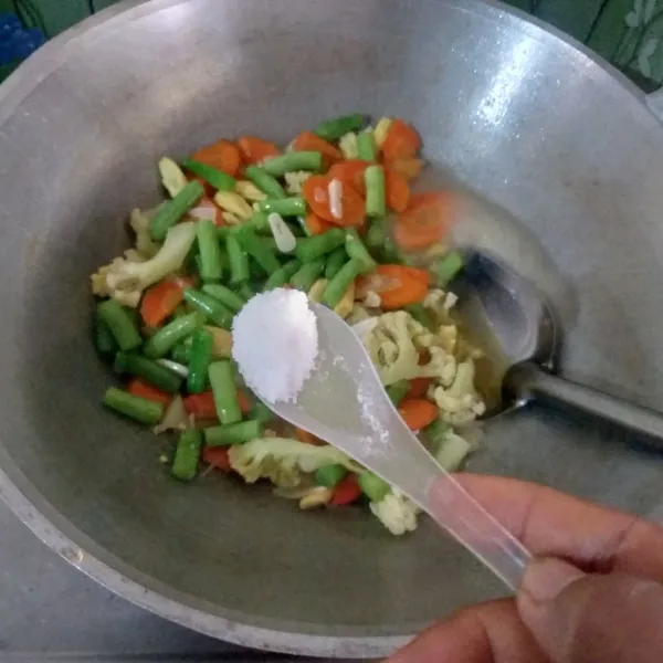 Masukkan garam, lada, gula, kaldu bubuk, kecap manis. Aduk rata koreksi rasa, angkat sajikan.