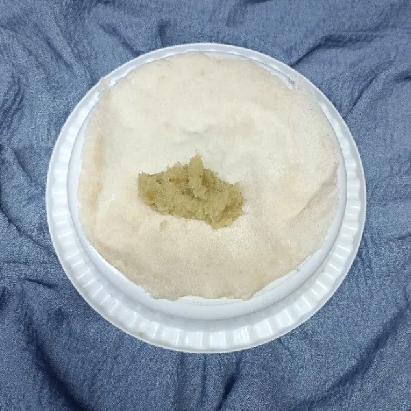 Isi dengan 1 sdm ubi ke kulit lumpia. Rekatkan bagian ujung menggunakan campuran terigu dan air.